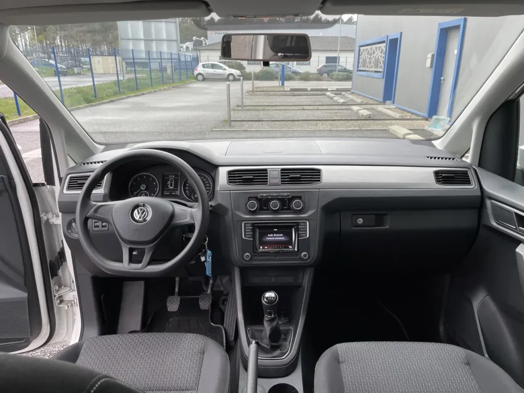 VBM : VW Caddy véhicule tpmr d’occasion pour particulier ou professionnel avec boite automatique pour transport pmr en sécurité, spacieux et confortable