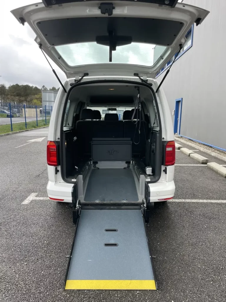 VBM : VW Caddy véhicule tpmr d’occasion pour particulier ou professionnel avec boite automatique pour transport pmr en sécurité, spacieux et confortable