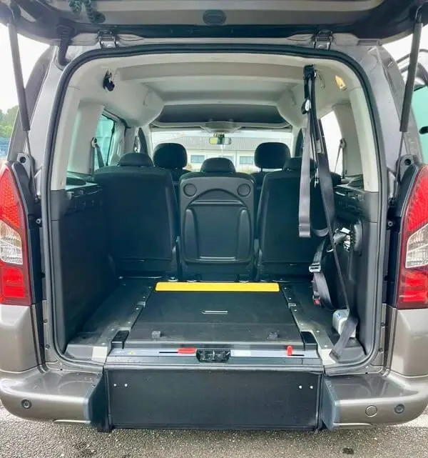 VBM : PEUGEOT Partner Véhicule tpmr d’occasion pour particulier ou professionnel avec boite automatique pour transport pmr en sécurité, spacieux et confortable