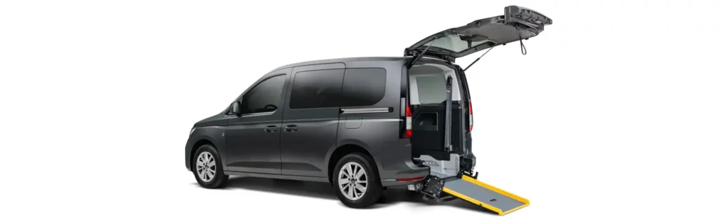 VBM : VW Caddy ou FORD Tourneo Connect TPMR coffre ouvert vue de 3/4 arrière avec rampe ouverte