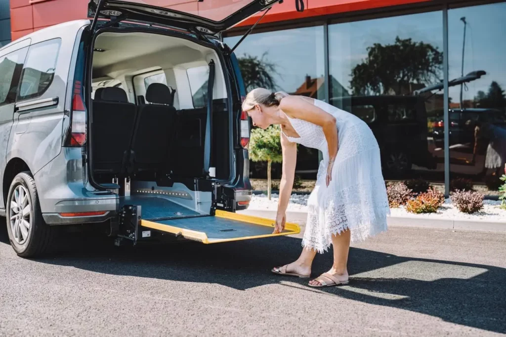 VBM : Une femme baisse la rampe du VW Caddy ou FORD Tourneo Connect TPMR sans faire d'effort