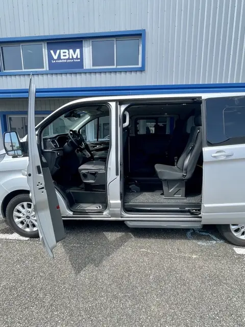 VBM : FORD Tourneo Custom Véhicule tpmr d’occasion pour particulier ou professionnel avec boite automatique pour transport pmr en sécurité, spacieux et confortable