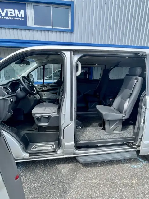 VBM : FORD Tourneo Custom Véhicule tpmr d’occasion pour particulier ou professionnel avec boite automatique pour transport pmr en sécurité, spacieux et confortable