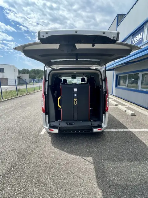 VBM : FORD Tourneo Custom Véhicule tpmr d’occasion pour particulier ou professionnel avec boite automatique pour transport pmr en sécurité, spacieux et confortable