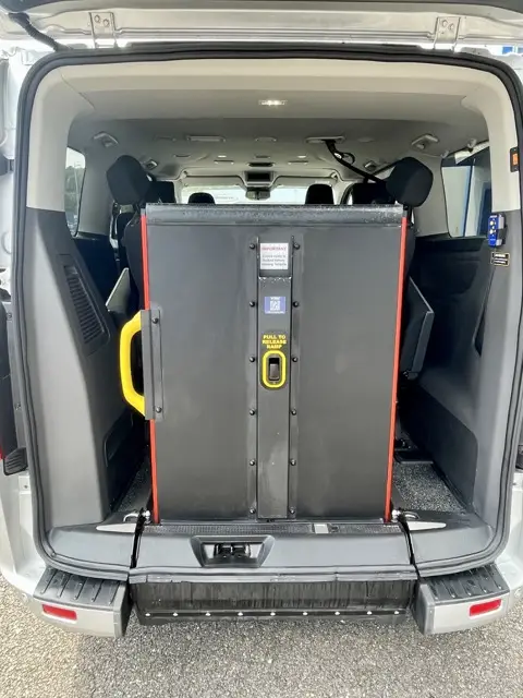 VBM : FORD Tourneo Custom Véhicule tpmr d’occasion pour particulier ou professionnel avec boite automatique pour transport pmr en sécurité, spacieux et confortable