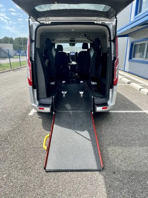 VBM : FORD Tourneo Custom Véhicule tpmr d’occasion pour particulier ou professionnel avec boite automatique pour transport pmr en sécurité, spacieux et confortable