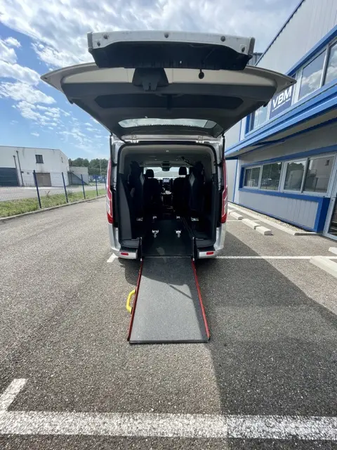 VBM : FORD Tourneo Custom Véhicule tpmr d’occasion pour particulier ou professionnel avec boite automatique pour transport pmr en sécurité, spacieux et confortable