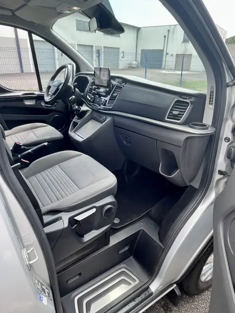 VBM : FORD Tourneo Custom Véhicule tpmr d’occasion pour particulier ou professionnel avec boite automatique pour transport pmr en sécurité, spacieux et confortable