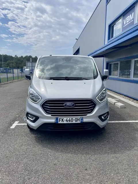 VBM : FORD Tourneo Custom Véhicule tpmr d’occasion pour particulier ou professionnel avec boite automatique pour transport pmr en sécurité, spacieux et confortable