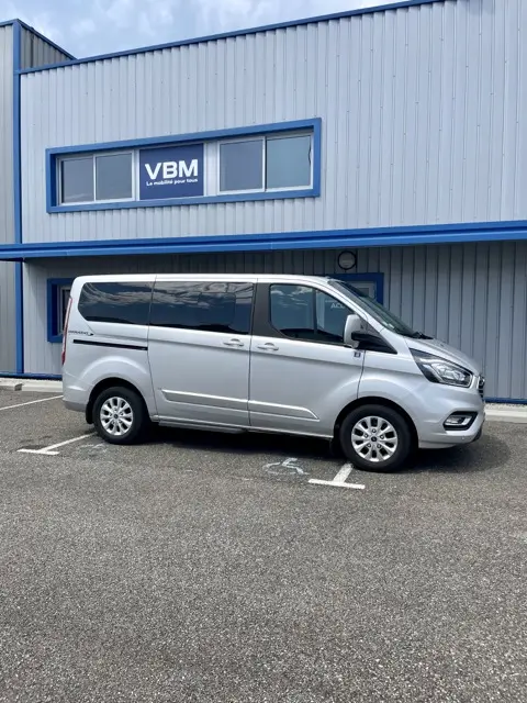 VBM : FORD Tourneo Custom Véhicule tpmr d’occasion pour particulier ou professionnel avec boite automatique pour transport pmr en sécurité, spacieux et confortable