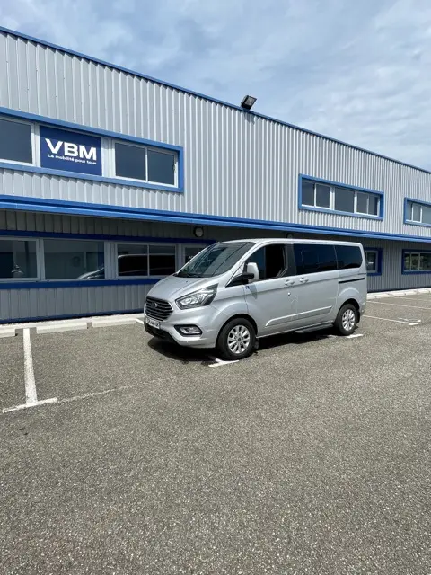 VBM : FORD Tourneo Custom Véhicule tpmr d’occasion pour particulier ou professionnel avec boite automatique pour transport pmr en sécurité, spacieux et confortable