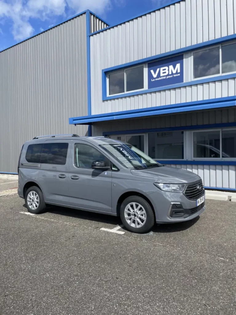 FORD Tourneo Connect - VW Caddy TPMR avec rampe d'accès en vue de 3:4 avant droite