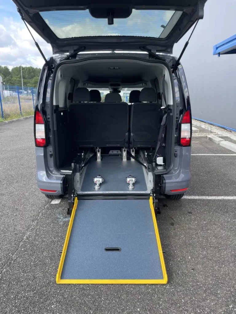 FORD Tourneo Connect - VW Caddy TPMR avec rampe d'accès ouverte vue de derrière