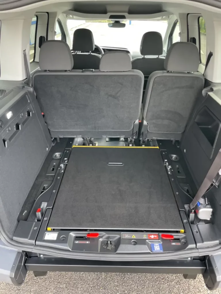 FORD Tourneo Connect - VW Caddy TPMR avec rampe d'accès rabattue à plat