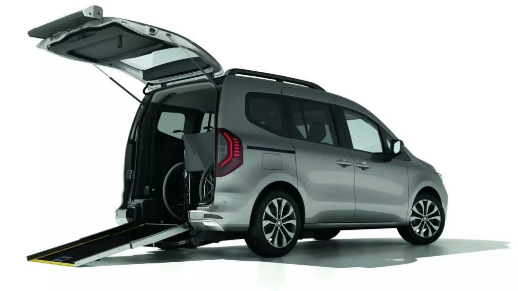 VBM : Renault Kangoo tpmr boite automatique aménagement tpmr handicapé vue arrière droite avec rampe et coffre ouverte