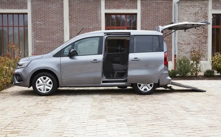 VBM : Vue du côté gauche du Renault Kangoo TPMR avec coffre et rampe ouverte