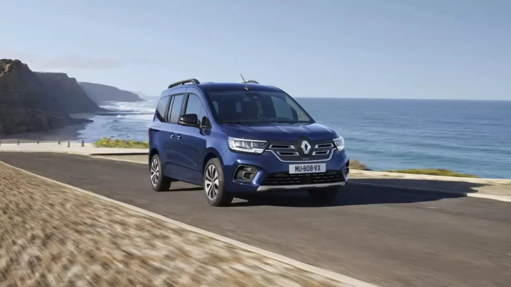 VBM : Vue de face Renault Kangoo TPMR qui roule au bord d'une plage