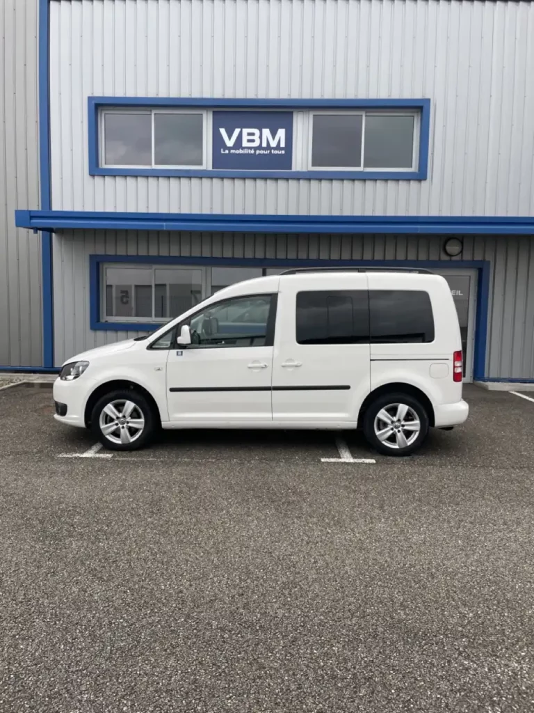 VBM : VW Caddy véhicule tpmr d’occasion pour particulier ou professionnel avec boite automatique pour transport pmr en sécurité, spacieux et confortable