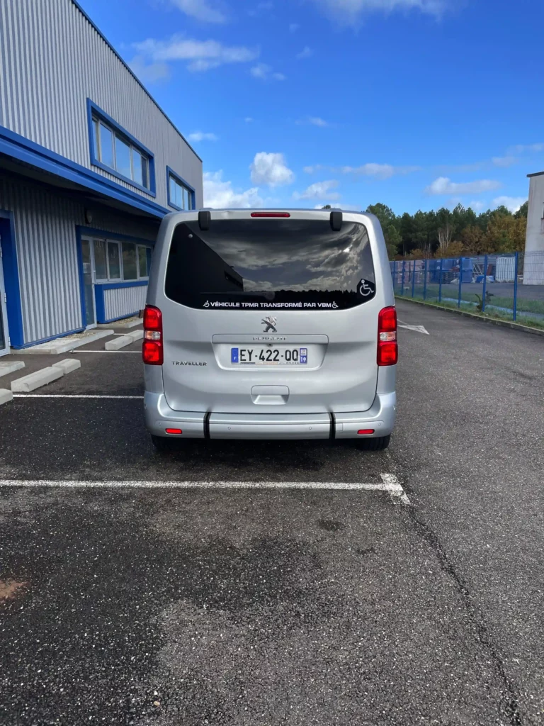 VBM : Peugeot TRAVELLER décaissement MAURICE vue de derrière coffre fermé