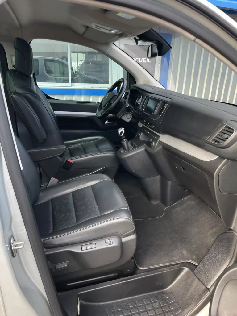 VBM : Peugeot TRAVELLER décaissement MAURICE vue de la porte avant droite sur l'interieur