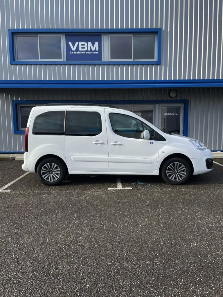 VBM : Peugeot Partner TPMR Allied blanc vue de droite proche