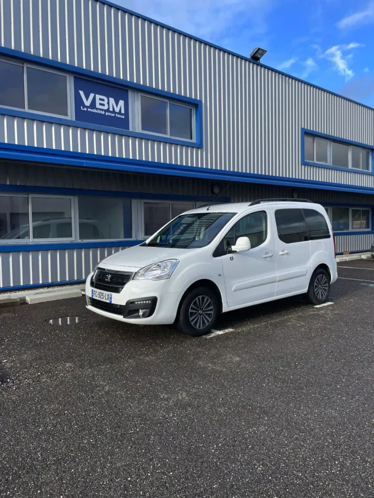 VBM : Peugeot Partner TPMR Allied blanc vue de 3/4 avant gauche