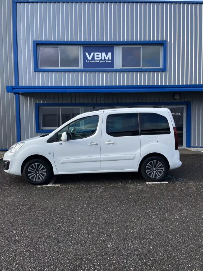 VBM : Peugeot Partner TPMR Allied blanc vue de gauche