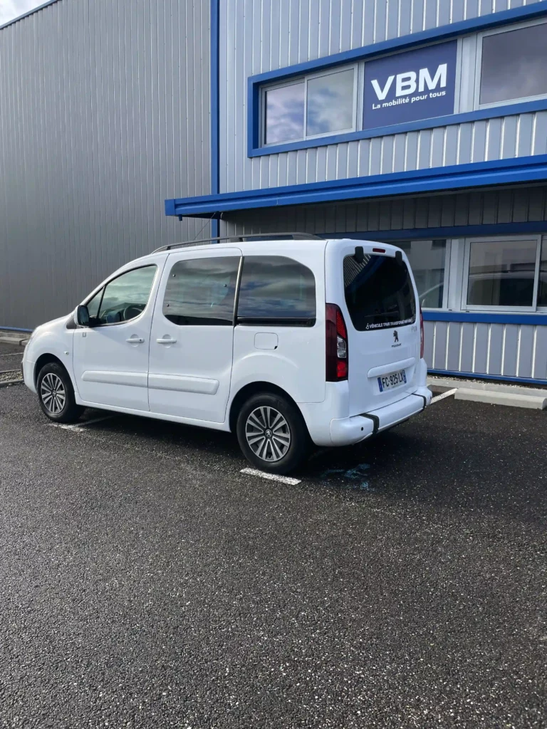 VBM : Peugeot Partner TPMR Allied blanc vue de 3/4 arrière gauche