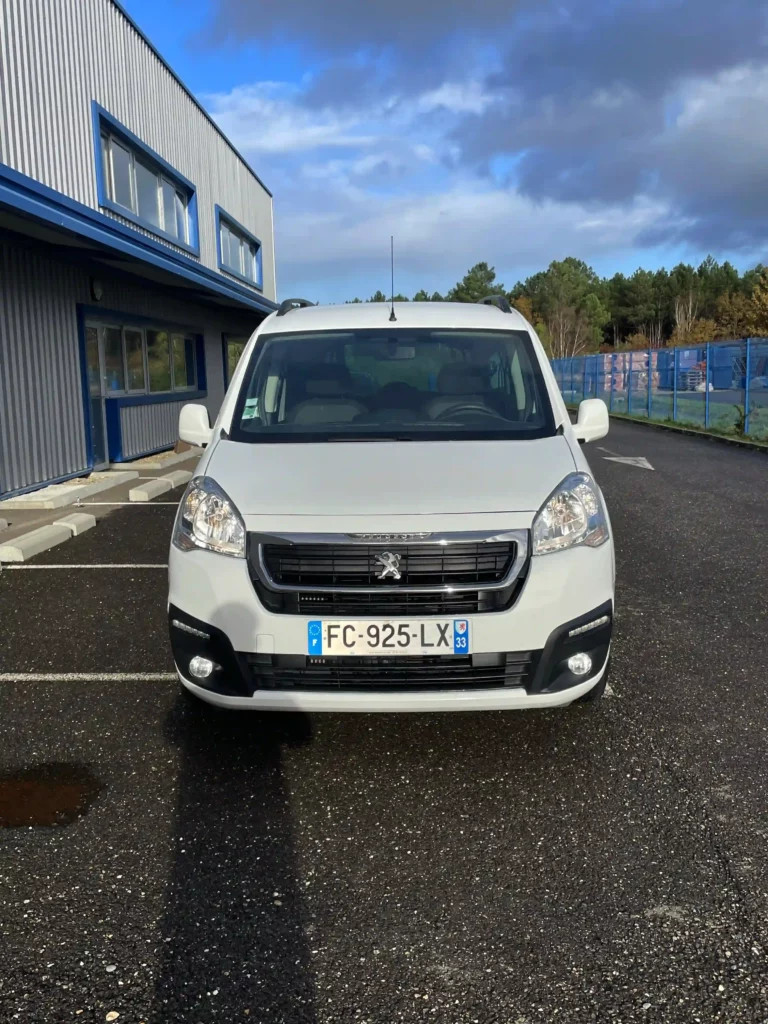 VBM : Peugeot Partner TPMR Allied blanc vue de devant