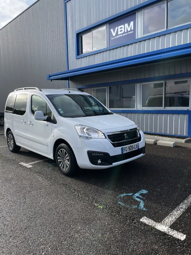 VBM : Peugeot Partner TPMR Allied blanc vue de 3/4 avant droit