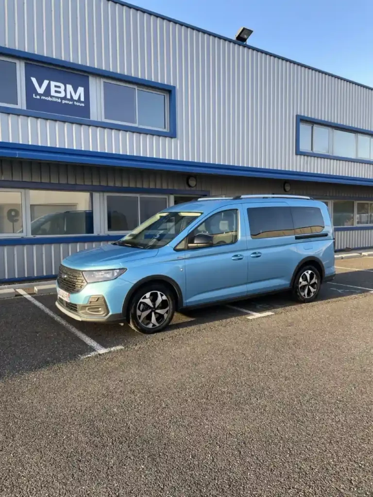 VBM : FORD Tourneo Connect TPMR 5+1 Kit API XL vue de 3/4 avant gauche