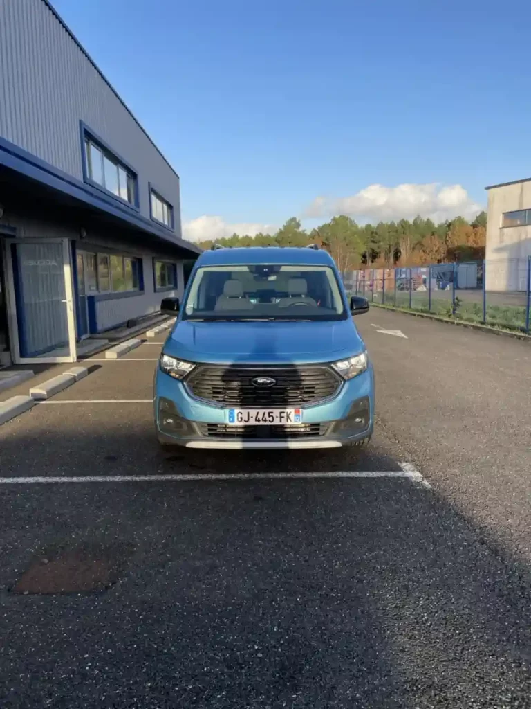 VBM : FORD Tourneo Connect TPMR 5+1 Kit API XL vue de devant de loin