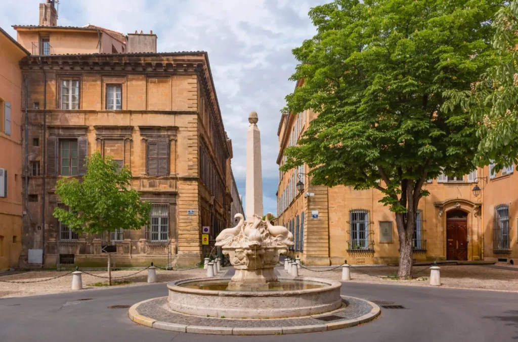 aix-en-provence Quartier Mazarin avec vue sur la fontaine et la place