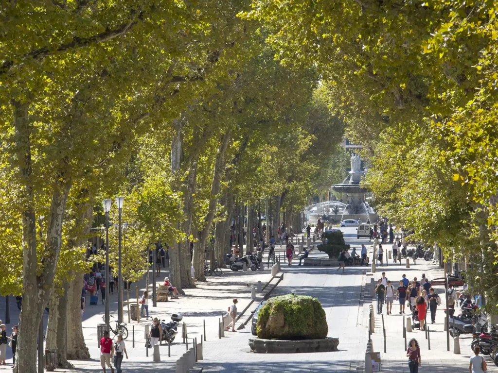 aix-en-provence vue sur le Cours Mirabeau avec la fontaine et les arbres