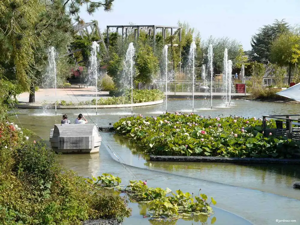 Angers vue sur les fontaines du Parc Terra Botanica