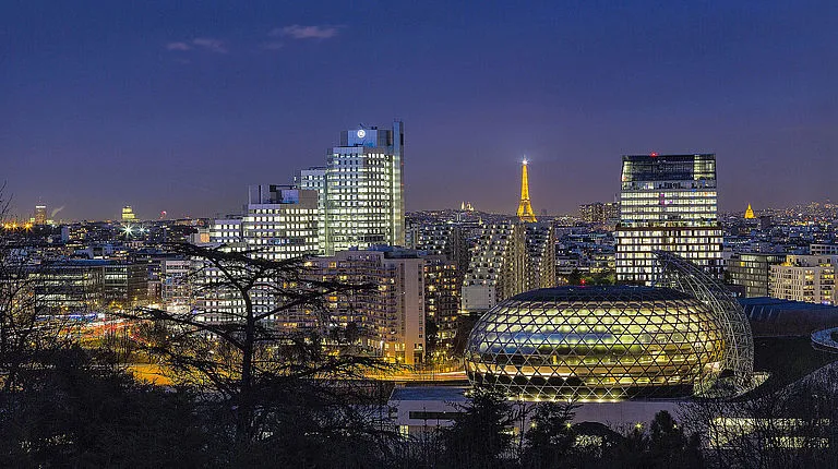 Boulogne-Billancourt vue de nuit Tour Eiffel illuminée et île Seguin