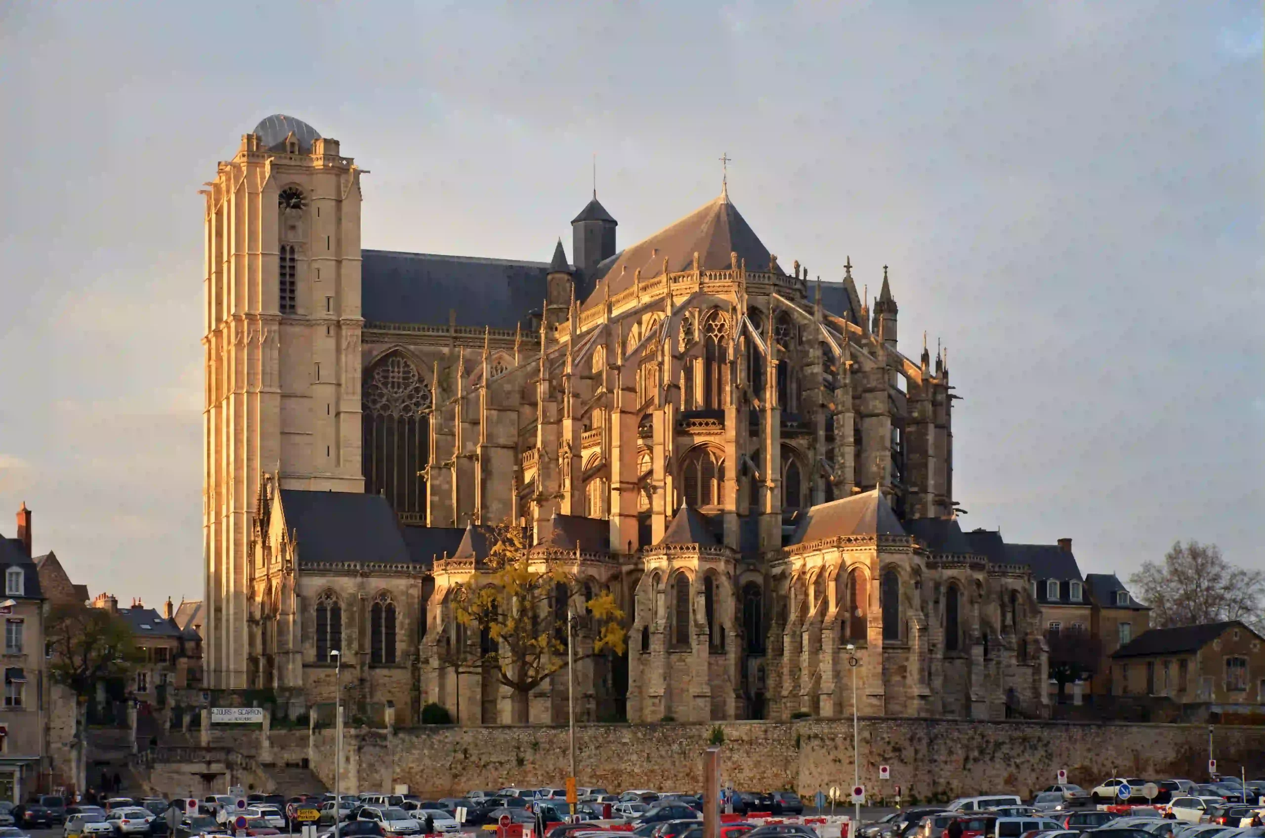 Vue sous un coucher de soleil de la cathédrale Saint Julien Le Mans