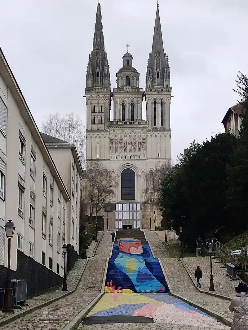 La Cathédrale Saint-Maurice d'Angers avec l'escalier peint en couleurs