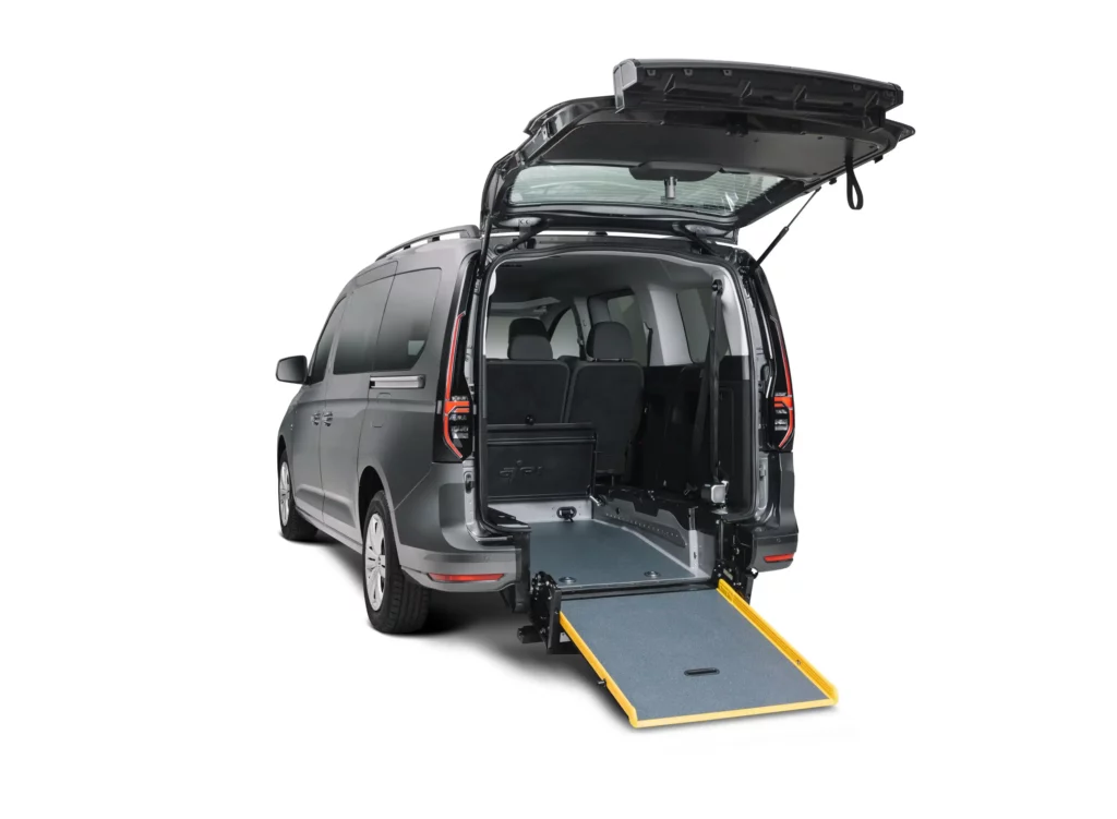 VBM : FORD Tourneo Connect TPMR Gris Graphite vue arrière rampe ouverte coffre ouvert