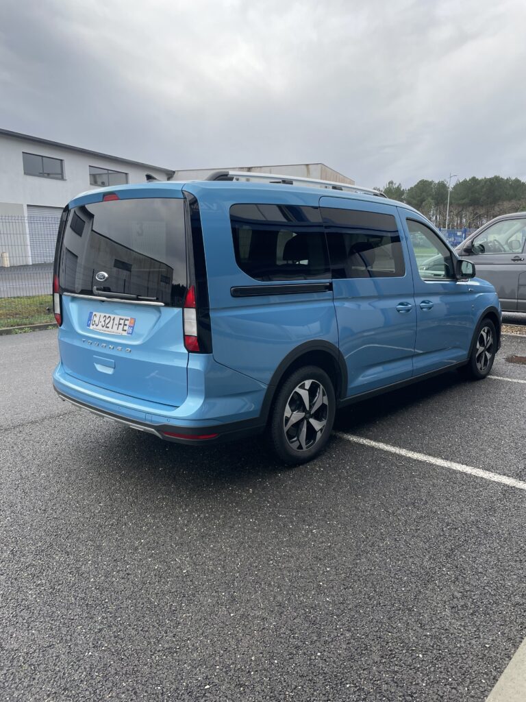 VBM : FORD Tourneo Grand Connect TPMR ACTIVE Automatique XL bleu côté 3:4 arrière droit