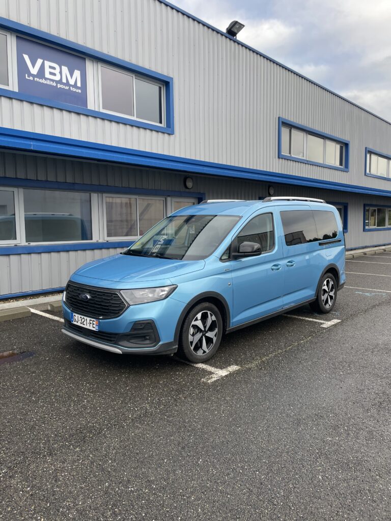 VBM : FORD Tourneo Grand Connect TPMR ACTIVE Automatique XL bleu côté 3/4 avant gauche