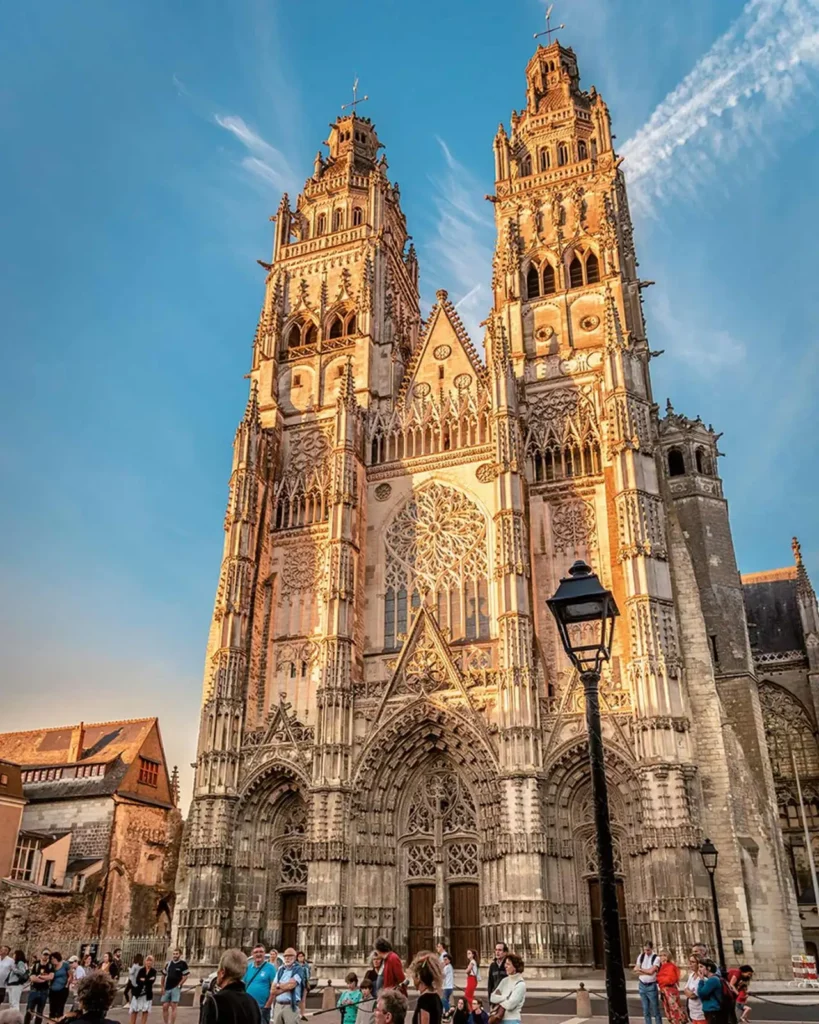 La Cathédrale de tours couché de soleil