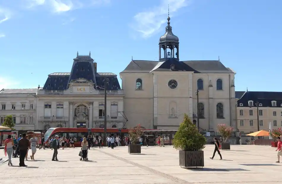 La place de la république ville Le Mans avec le tram