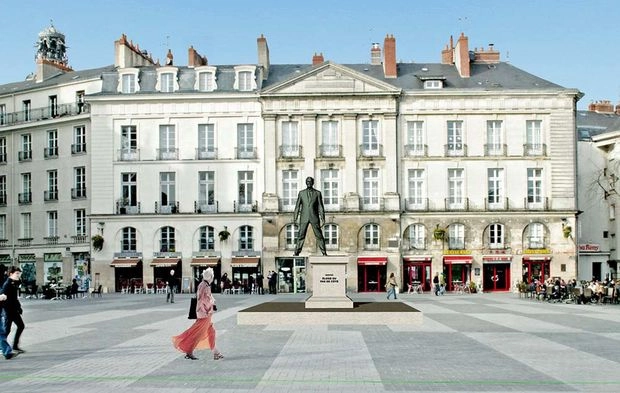 La place Bouffay à Nantes avec statue