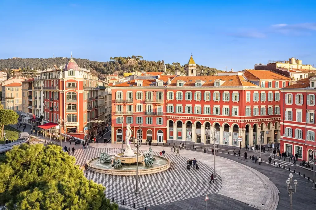 Nice Place Masséna vue depuis les toits sur la fontaine et le damier