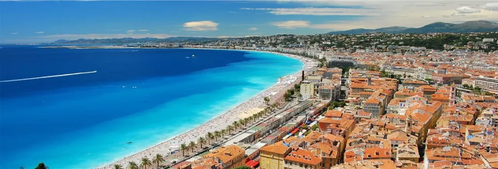 Nice la Promenade des Anglais vue ciel avec la mère bleu turquoise