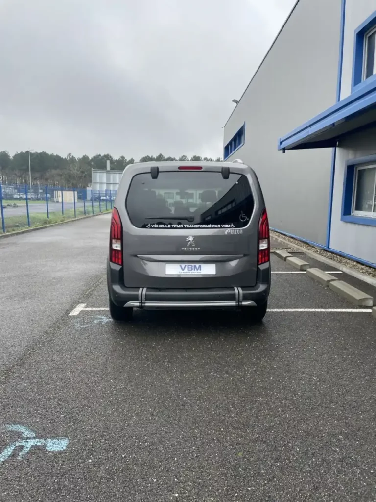 VBM : PEUGEOT RIFETER Allied Boite Manuelle TPMR Handicapé vue arrière loin