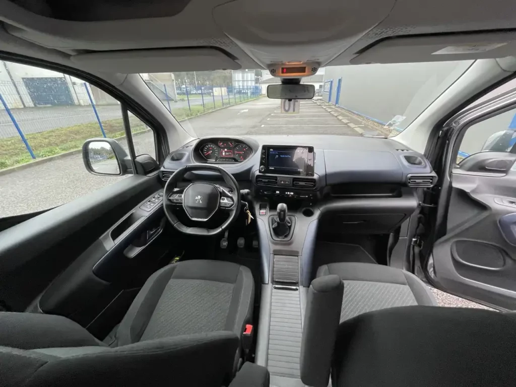 VBM : PEUGEOT RIFETER Allied Boite Manuelle TPMR Handicapé vue interieur tableau de bord