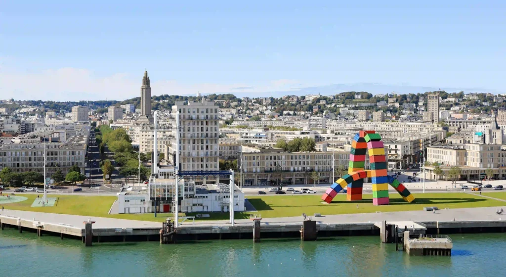 Panorama sur les quais du Havre et la Catène de containers et l'église Saint-Joseph