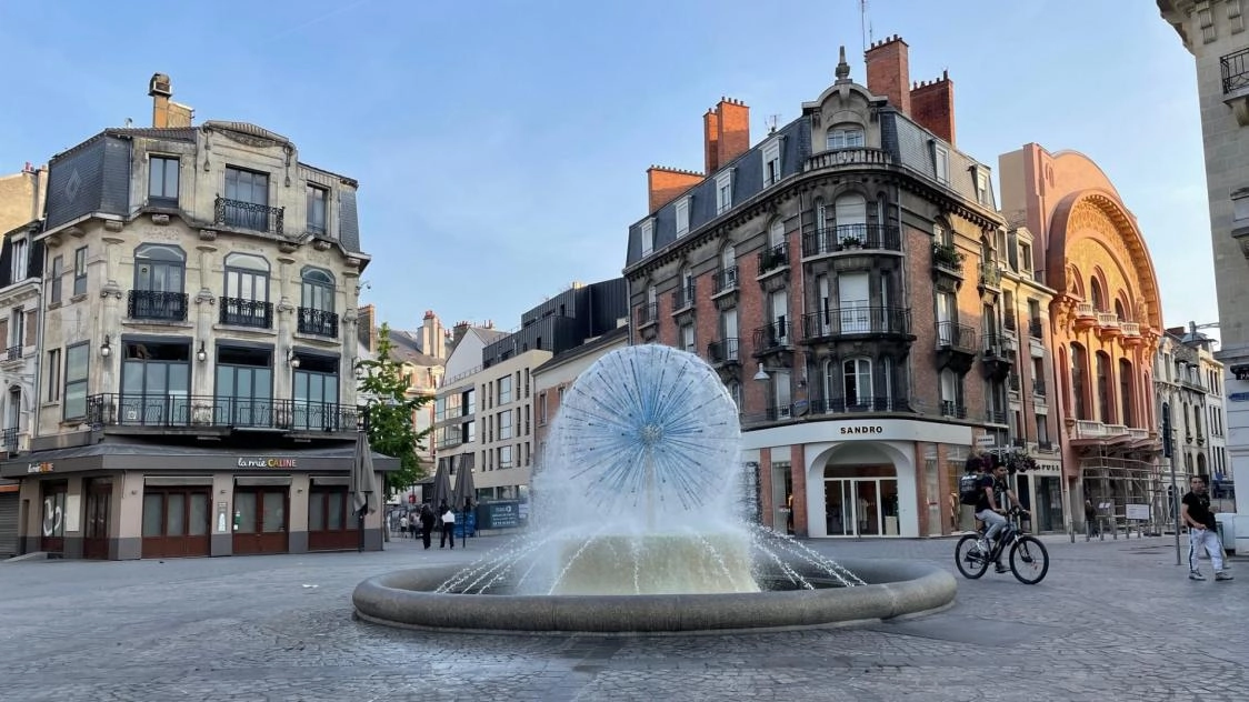 Reims centre ville avec la fontaine en forme de boule